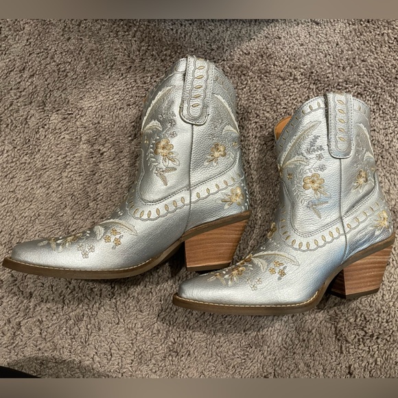 NWT Dingo Primrose Booties silver size 7 - Picture 5 of 6